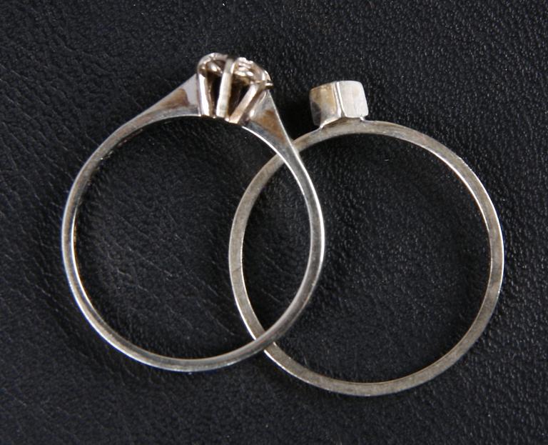RINGAR, 2 st, 18 K vitguld samt diamanter. Ca 3 g.