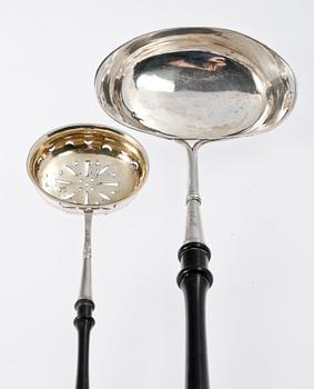 SOPPSLEV samt STRÖSKED, silver, bl.a. Jonas Lindberg. 1800-tal. Total vikt ca 92 g.