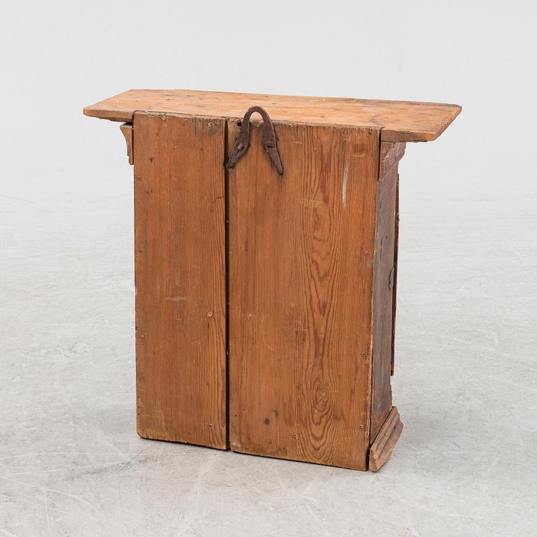 Hängskåp, allmoge, 1800-tal.