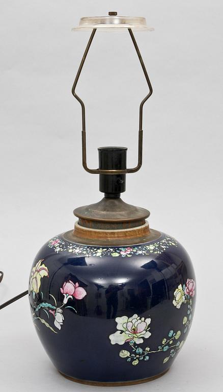 BOJAN/BORDSLAMPA, porslin. Kina, Qianlong 1700-tal.