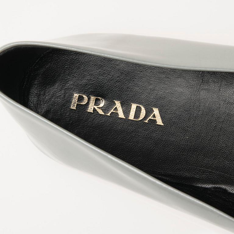 SKOR, Prada.