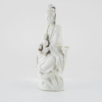 A blanc de Chine figure of Guanyin, late Qing/around 1900.