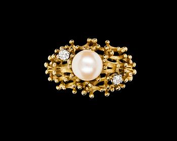 584. RING, cultured pearl, brilliant cut diamonds.