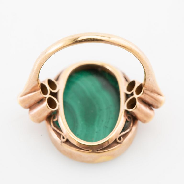 Ring 18K gold with polished malachite.