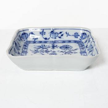 A 54-piece porcelain dinner service, 'Onion pattern/Zwiebelmuster', predominantly Meissenstadt, Tyskland.