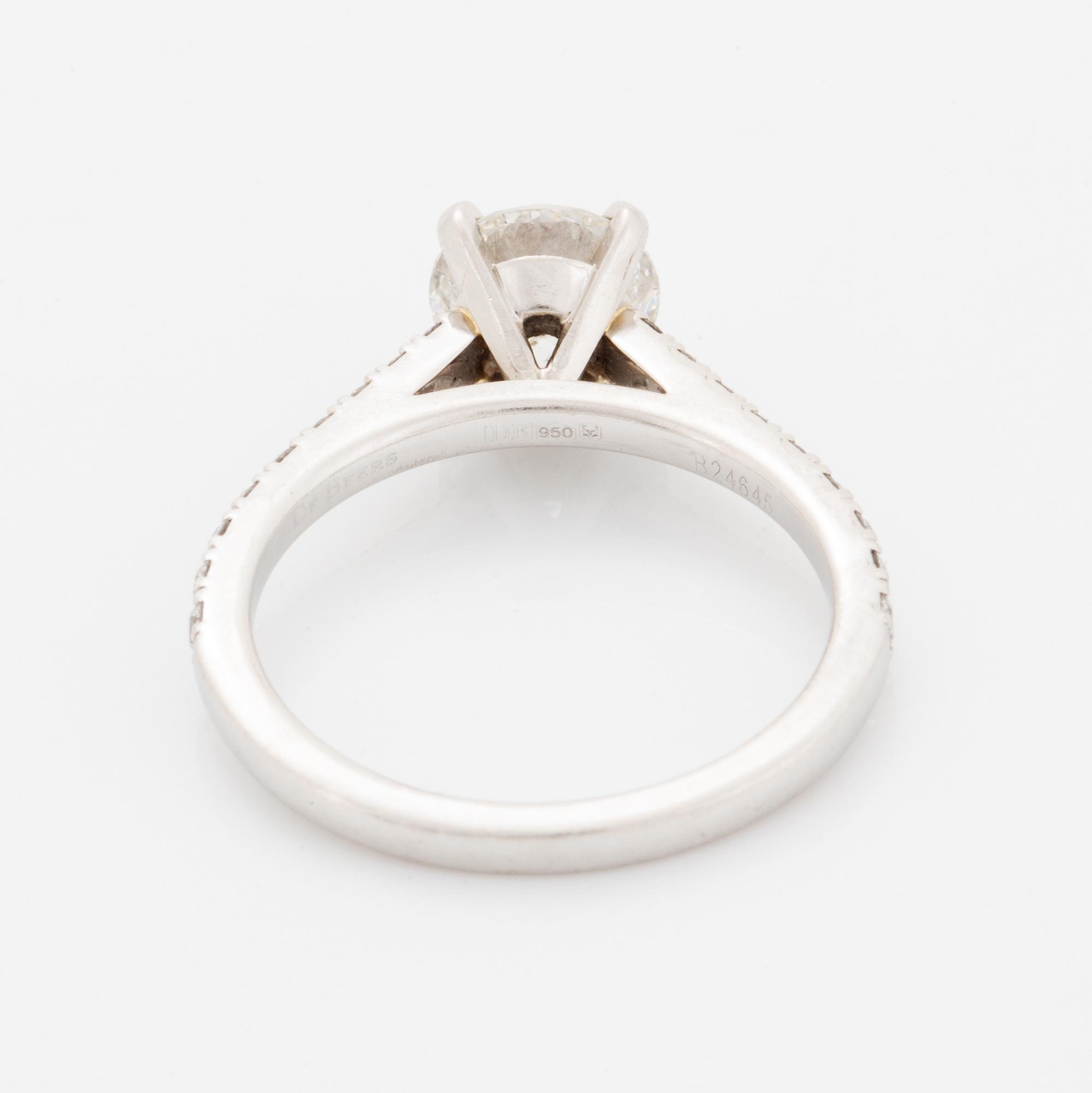 Round brilliant-cut diamond ring, De Beers, with GIA-certificate.