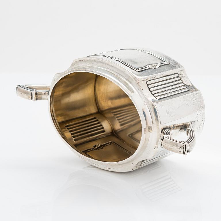 Wilhelm Fahlström, soppslev, silver, Helsingfors 1818-28 och Hjalmar Fagerroos' sockerskål, silver, Helsingfors 1909.