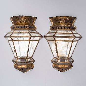 VÄGGLYKTOR, ett par, glas och metall, 1900-talets slut.