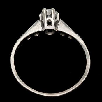 RING, 18k vitguld med briljantslipade diamanter tot ca 0,34 ct enligt gravyr. Vikt 2,3 g.