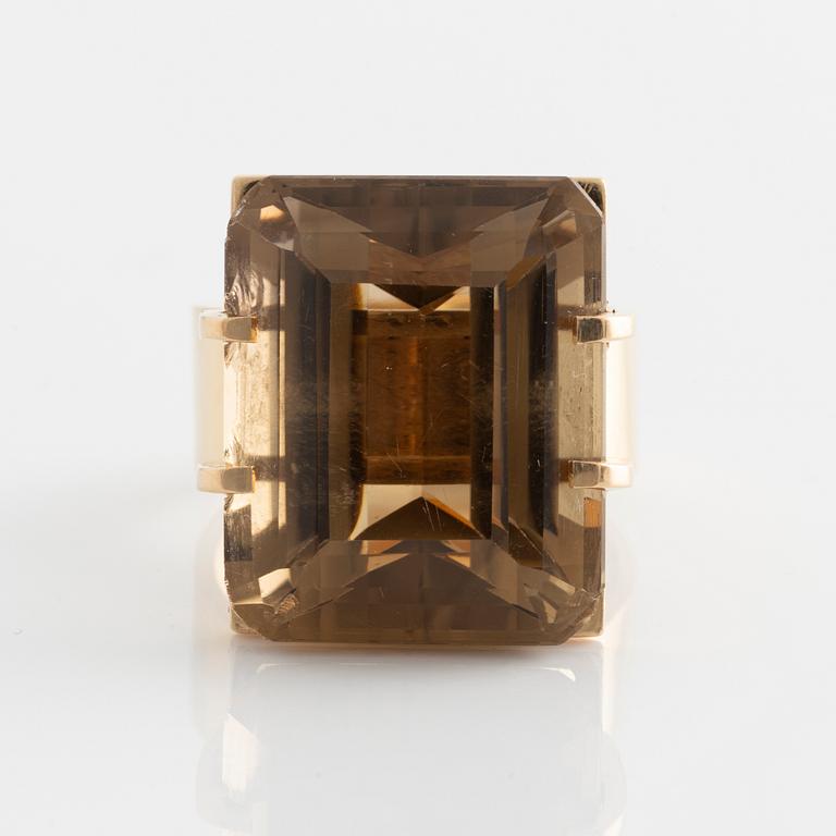 Anders Högberg a ring in 18K gold with faceted quartz.