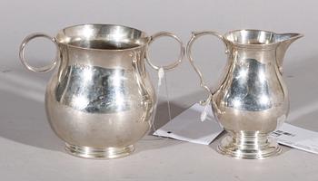 GRÄDDKANNA SAMT SOCKERSKÅL, silver, England, bla Chester 1901.
