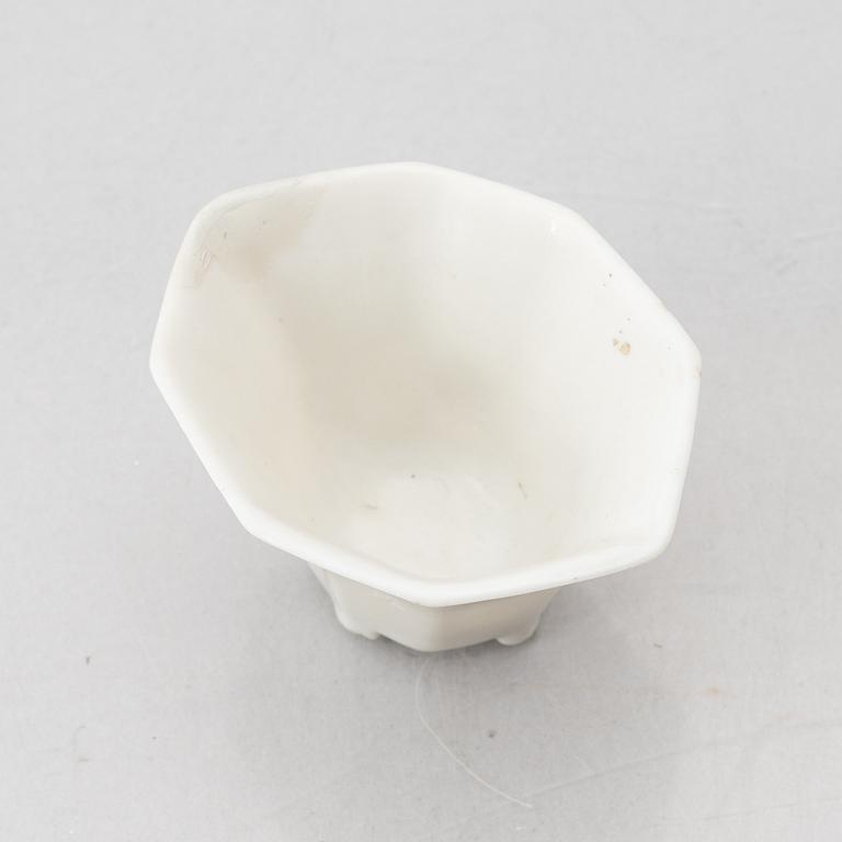 Vinofferbägare, blanc-de-chine. Qingdynastin, Kangxi (1662-1722).