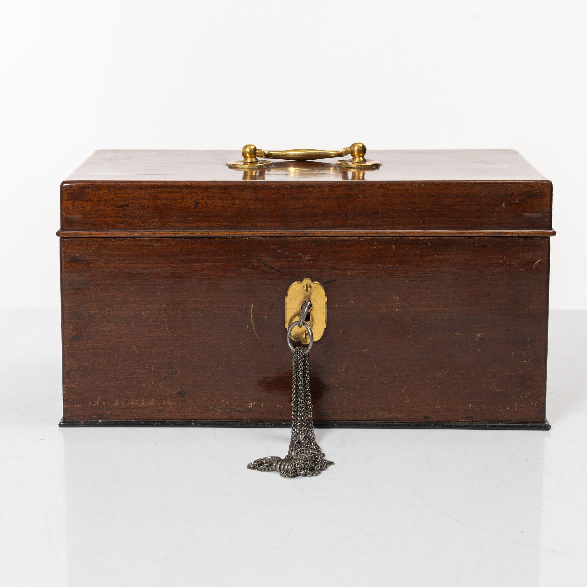 A mahogany box, 19th century.