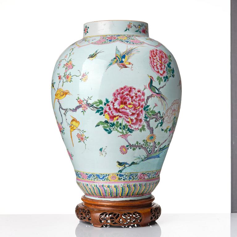 A large famille rose jar, Qing dynasty, Qianlong (1736-95).