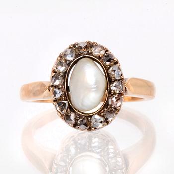 Ring 14K guld med 1 pärla ca 7 mm och rosenstenar.