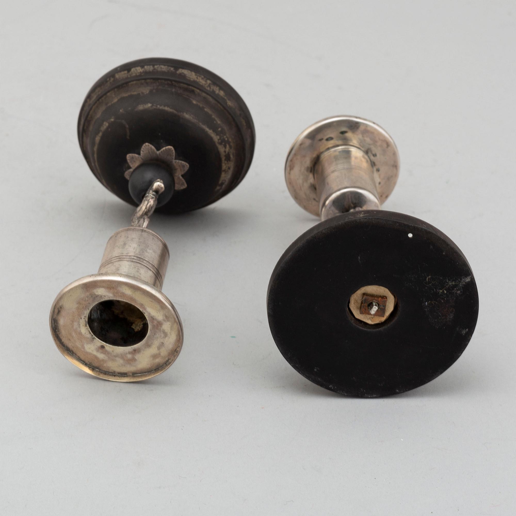 LJUSSTAKAR, ett par, silver och ebenholts, empire, Carl Gustaf Lundgren, Östersund (1867-69).