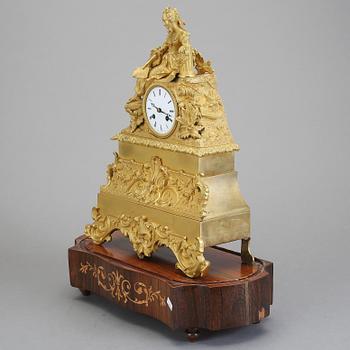 BORDSPENDYL, med pendel, nyrokoko, omkring 1800-talets mitt.
