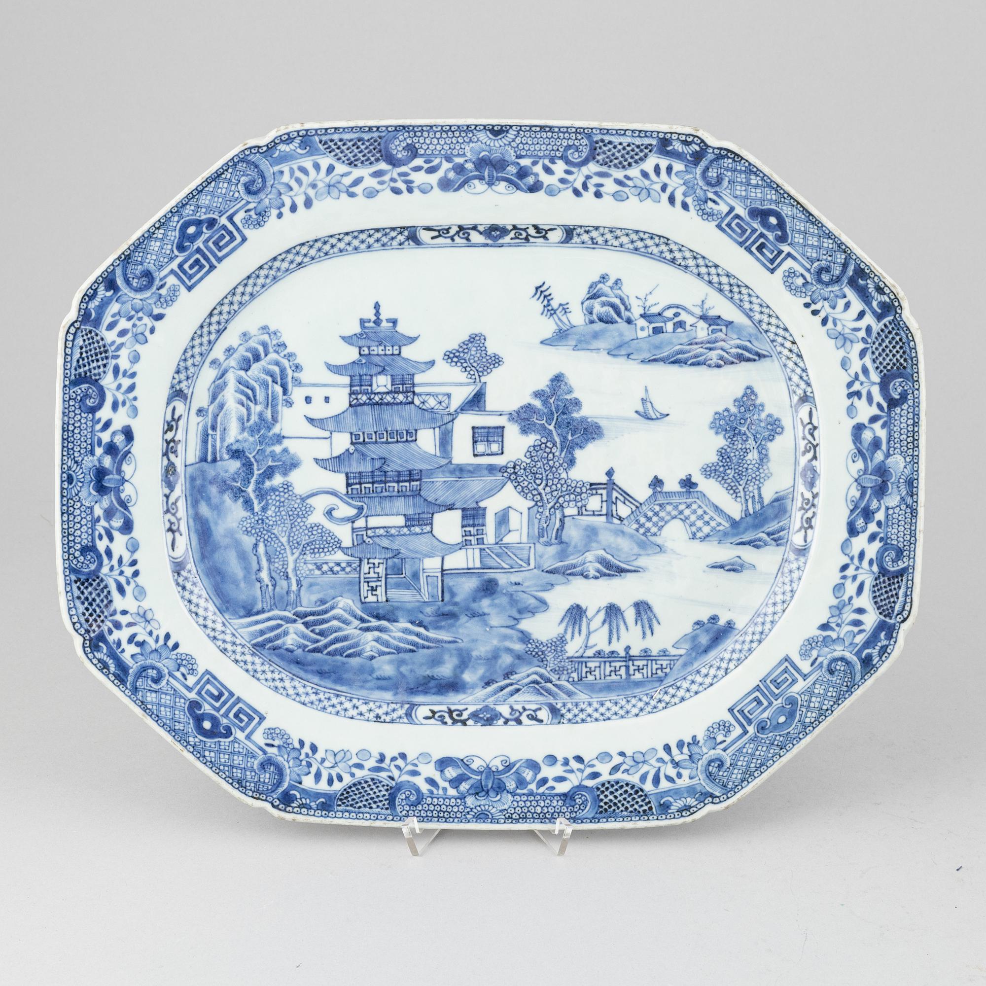 Stekfat och tallrikar, 2 st, porslin. Qingdynastin, Qianlong (1736-95).