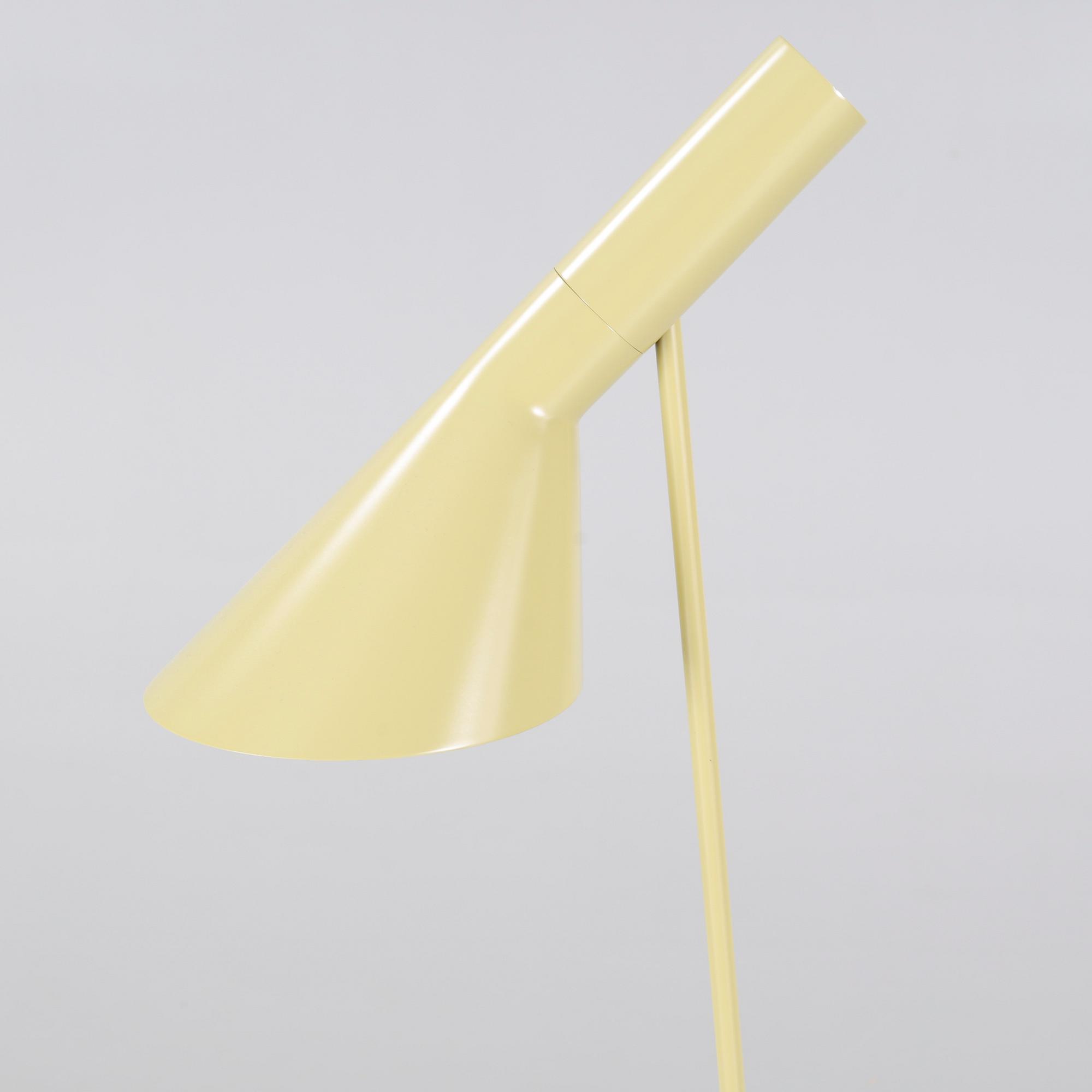 ARNE JACOBSEN, golvlampa, "AJ", Louis Poulsen, 2000-tal.