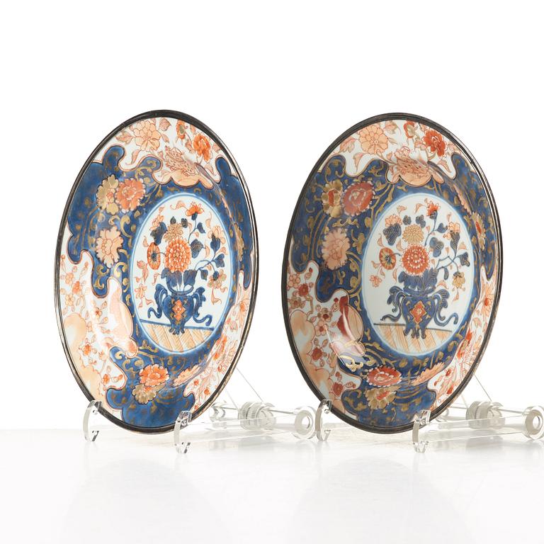 A pair of imari dishes, Qing dynasty, Kangxi (1662-1722).