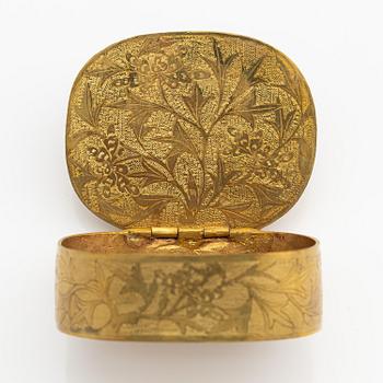 A gilded box with an 'endless knot' inlay, Qing dynasty, 19th century.