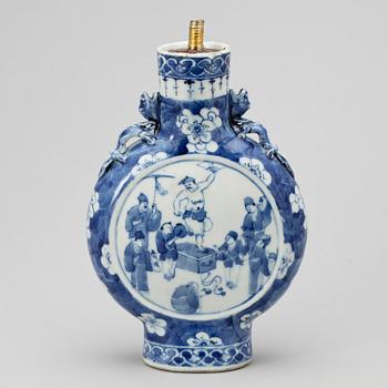 PILGRIMSFLASKA, porslin, Kina, sannolikt sen Qing.