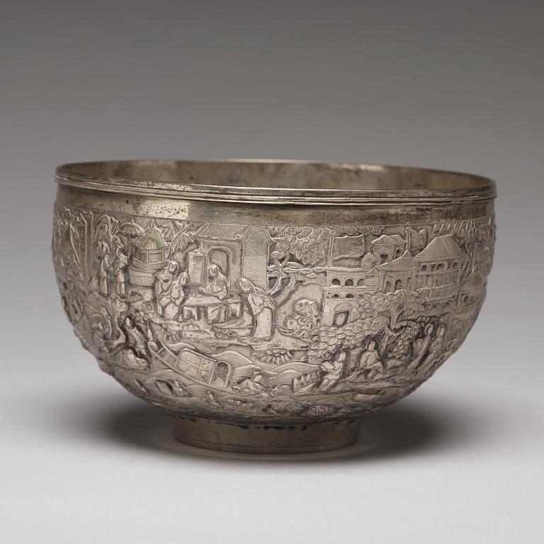 A Chinese silver bowl, late Qing dynasty circa 1900.