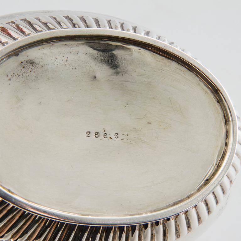 A sugar bowl and a creamer by Henry Stratford in Sheffield, 1895, weight 289 g.