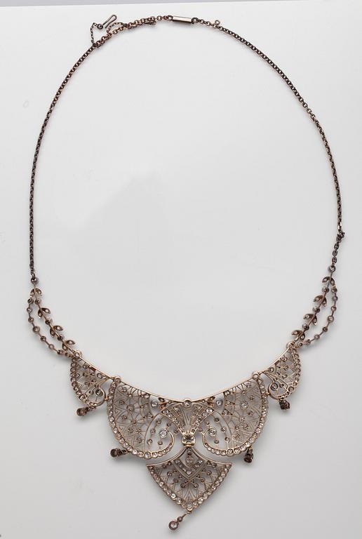 COLLIER, antikslipade diamanter ca 8.50 ct H-I /vs-I1. 56 guld. St. Petersburg 1908 -17. Längd ca 50 cm, vikt 46 g.