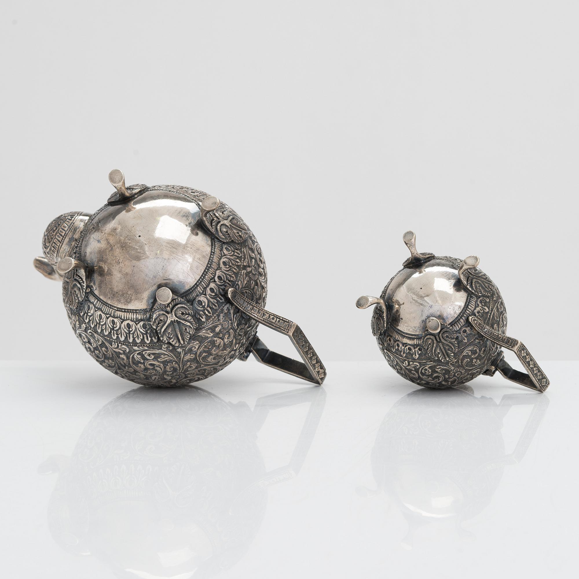 Tekanna och mjölkkanna, österländskt silver, sannolikt Indien, kring 1900.