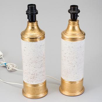 BORDSLAMPOR, 2 stycken, chamotterat lergods. Bitossi, Italien, 1960-70-tal.