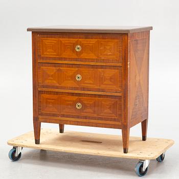 Chest of drawers, Gustavian style, first half of the 20th century.