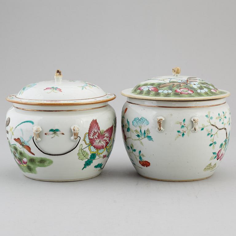 A group of two famille rose jars with covers, Qing dynasty, late 19th century.
