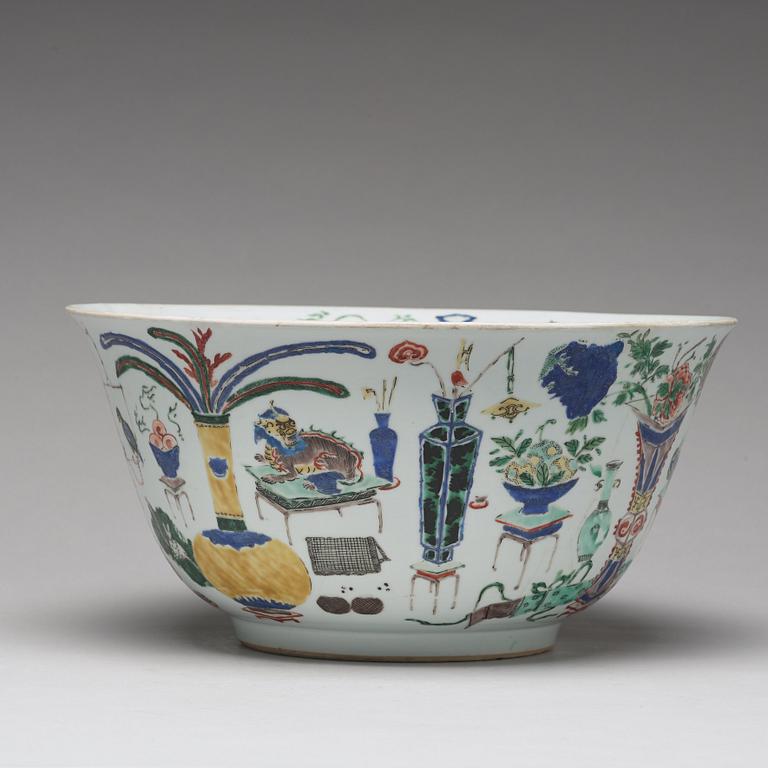 A famille verte punch bowl, Qing dynasty, Kangxi (1662-1722).