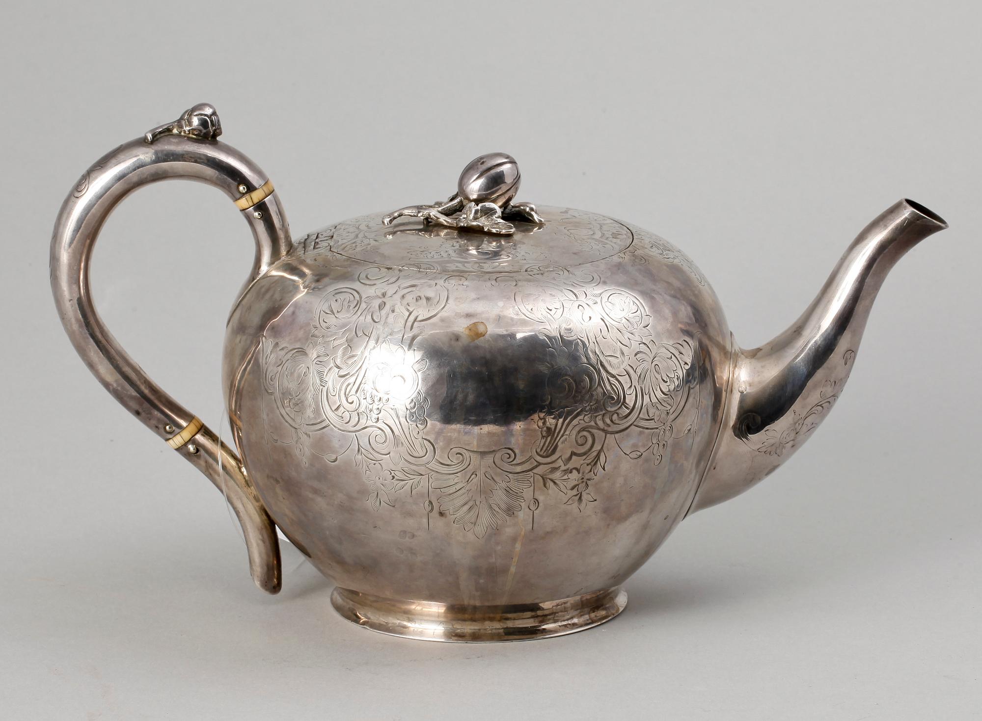 TEKANNA, silver, Stephen Smith & Wm. Nicholson, London, 1860. Vikt 667g.