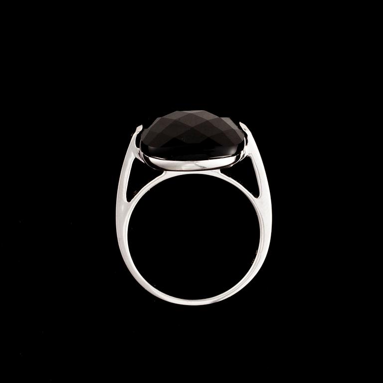 RING, 18K vitguld, fasettslipad onyx. Italienska stämplar. Vikt 5,8 g.