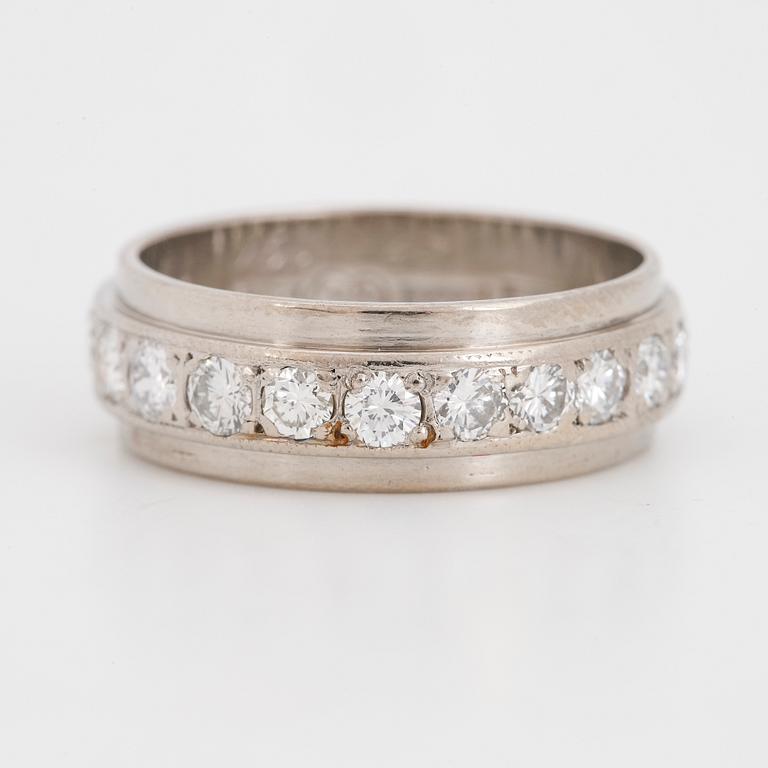 18K gold and brilliant-cut diamond ring.