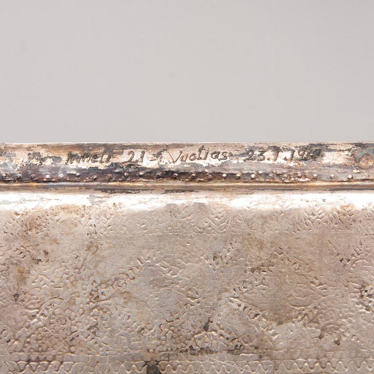 BRICKA, KANNOR, 3 st och SOCKERSKÅL, silver, Persien 1900-talets första hälft. Totalvikt ca 2800 g.