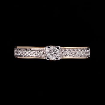 RING, 14K guld, diamanter tot. 0,20 ct. Stockmann logo. Vikt 2,7 g.
