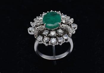 RING, 8/8 och 16/16 slipade diamanter ca 1.50 ct. Smaragd ca 2.69 ct. Vikt 10 g. Gemmologintyg.