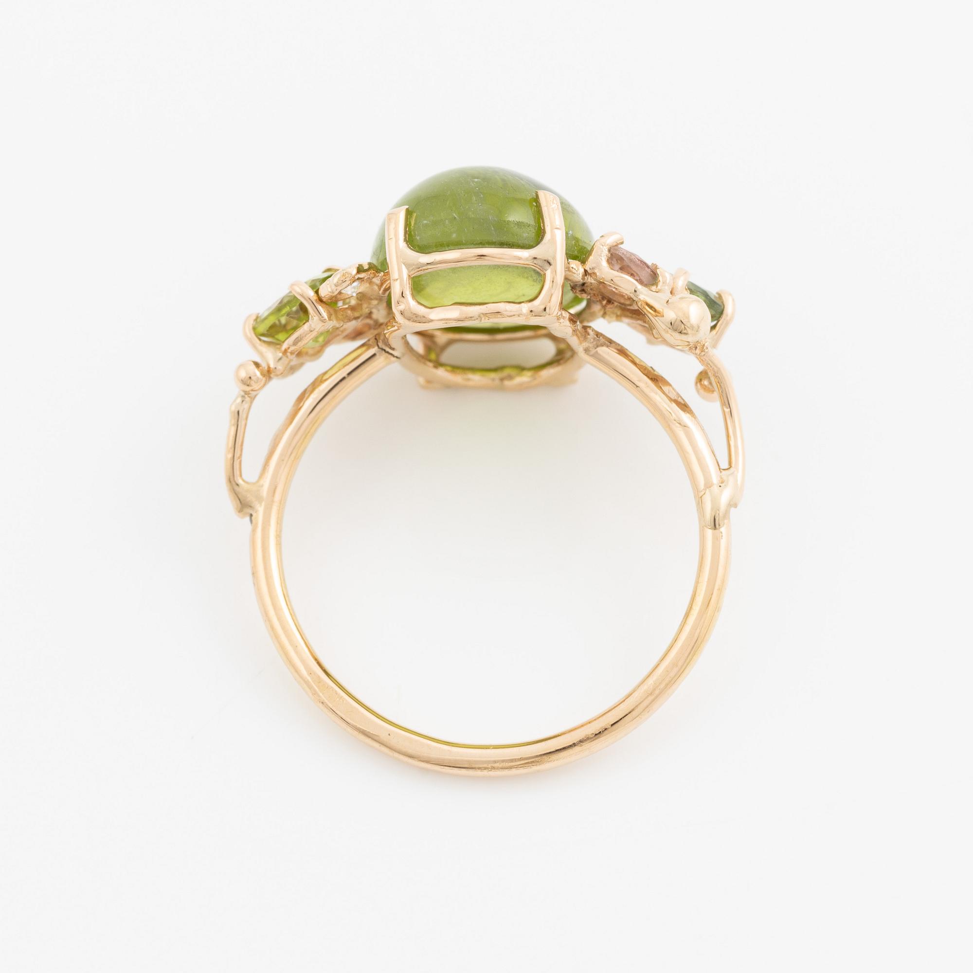 Ring, Mandelstam, 18K gold with cabochon-cut peridot, tourmalines, and brilliant-cut diamonds.