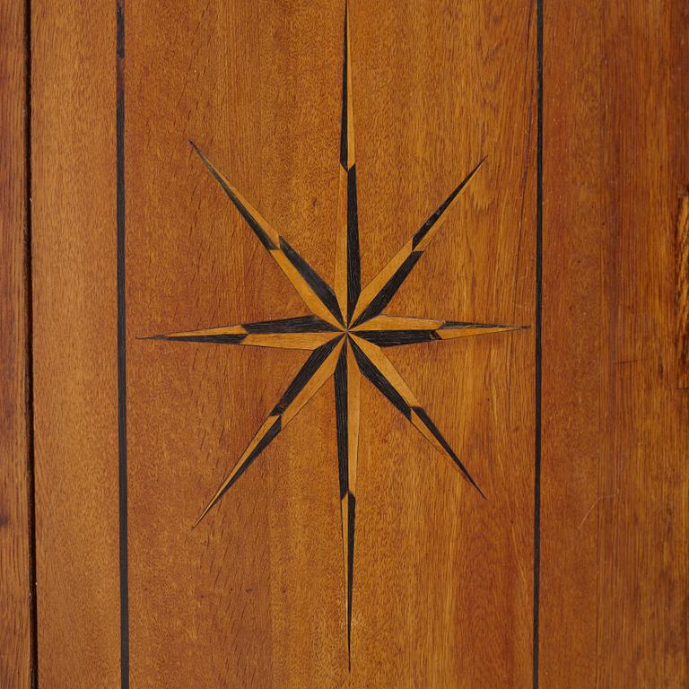 Skåp, delvis 1700-tal.