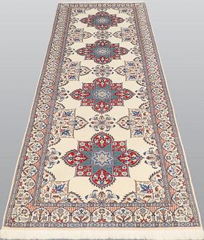 A part silk Nain runner, part silk, so-called 9LAA, approx. 300 x 99 cm.
