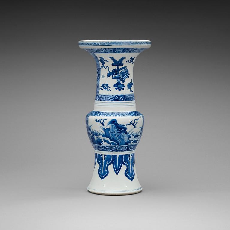 A blue and white urn, Qing dynasty, Kangxi (1662-1722).