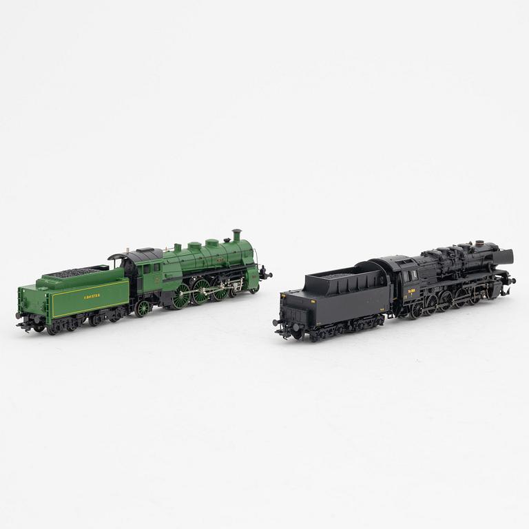 Märklin, two steam locomotives, model no 33182 & 37846, gauge H0, in boxes.