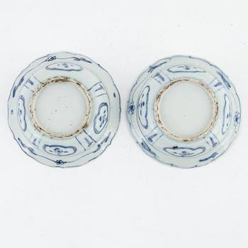 Six blue and white porcelain plate and two small bowl, Ming dynasty, Wanli (1572-1620).