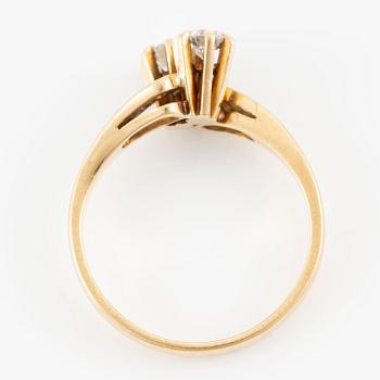 Ring in 18K gold set with round brilliant-cut diamonds.