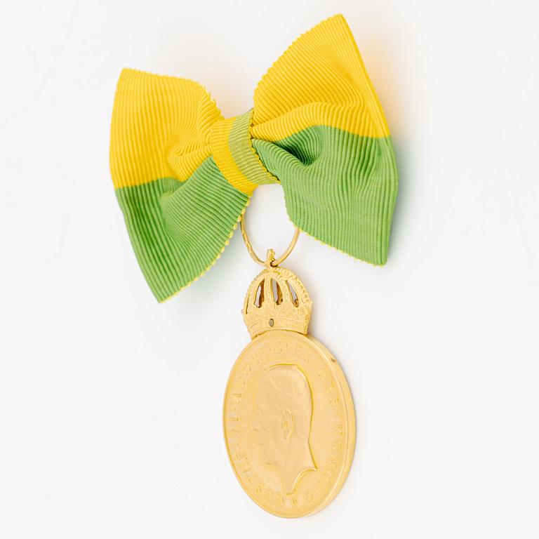Gustav V, medalj i guld, Kungliga Patriotiska Sällskapet, 1972, med band, i etui.
