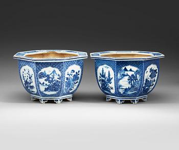 424. A pair of blue and white flower pots, Qing dynasty, 18th Century.