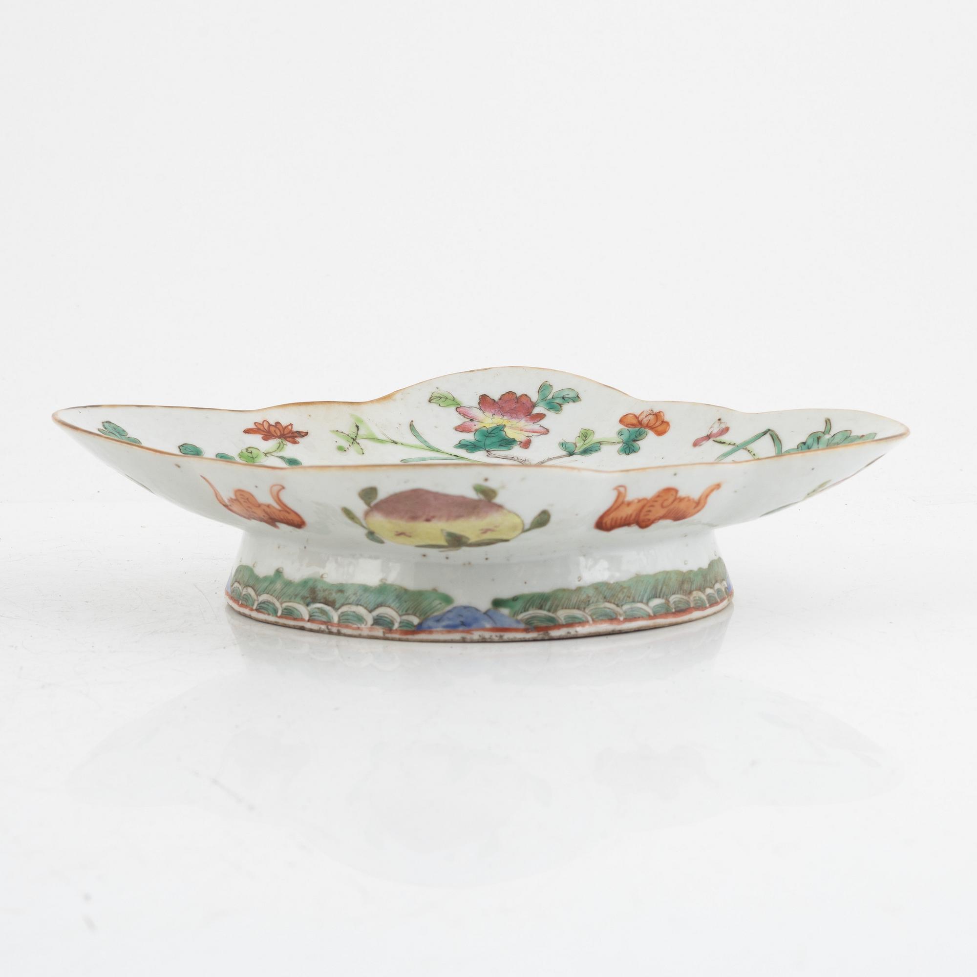 A Chinese famille rose porcelain dish, late Qing dynasty, 19th century.